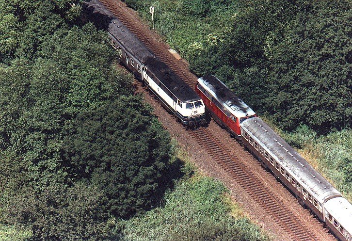 Zugbegegnung - Luftaufnahme Sommer 1992 irgendwo in der Eifel !! 