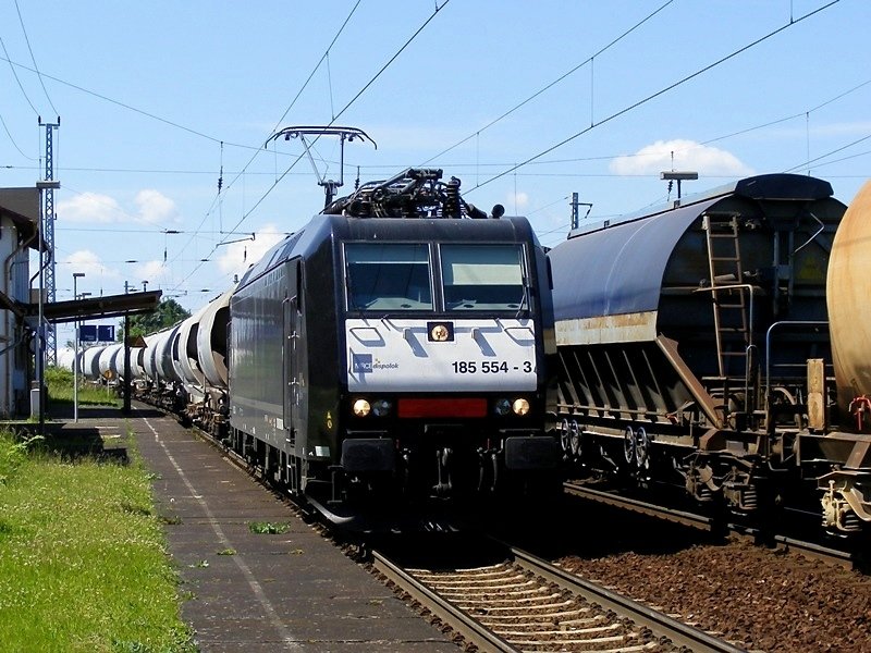 Zugbegegnung in Riestedt am 2.6.2009: 185 554-3 der MRCE f�hrt Richtung Blankenheim. Auf dem Gegengleis rauscht eine V100 der RBB mit ihrem G�terzug Richtung Sangerhausen vorbei.