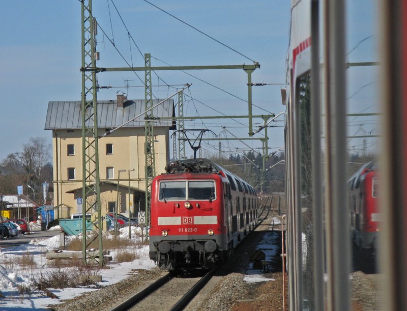 Zugbegegnung in Teisendorf am 28. Feb. 09: Vom fahrenden Zug aus wurde 111 022 mit Dosto nach Salzburg fotografiert.