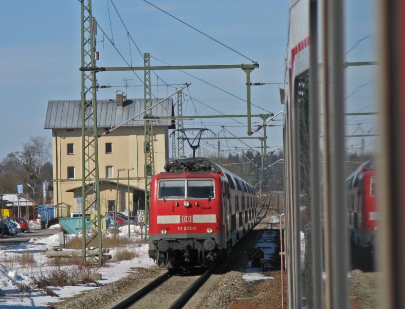 Zugbegegnung in Teisendorf am 28. Feb. 09: Vom fahrenden Zug aus wurde 111 022 mit Dosto nach Salzburg fotografiert.