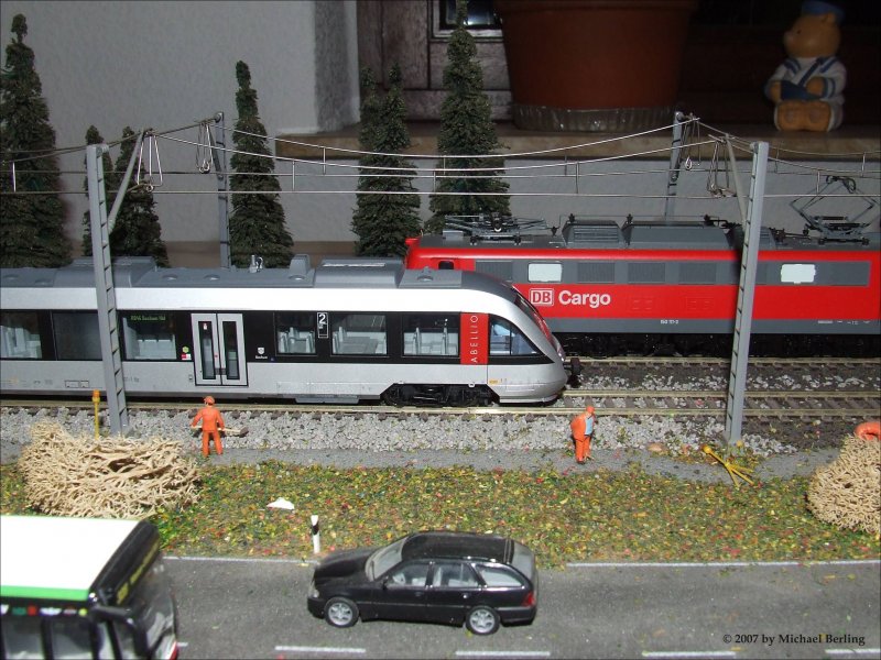 Zugbegegnung zwischen Abellio VT11001 (Fleischmann) und 150 111-3 (Roco)