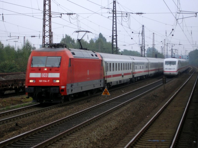 Zugbegegnung,BR 101 114-7 mit IC 2156 von Erfurt nach Dsseldorf,rechts der ICE2  Hagen  als ICE 547 von Kln/Bonn Flughafen nach Berlin Ostbahnhof in Bochum Ehrenfeld.(16.09.2008)