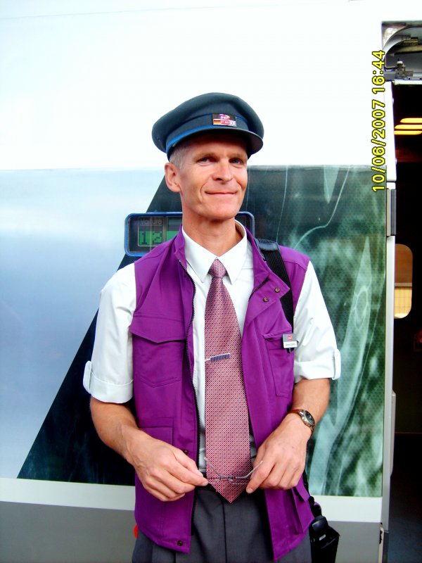 Zugbegleiter der SNCF, betreutete die Gste fr die erste fahrt nach Paris . 