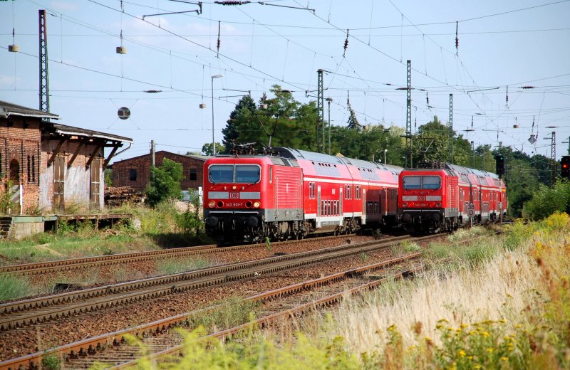 Zugbegnung am 06.08.09 in Raguhn.Whrend 143 901 Richtung Dessau fhrt, kommt die andere Garnitur gerade aus der Richtung.