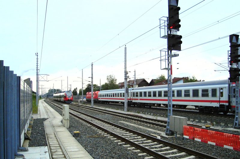 Zugbegnung in Salzburg-Europark mit S-3 kommend aus Freilassing und EC 114 W�rthersee von Klagenfurt nach Dortmund  13.06.08