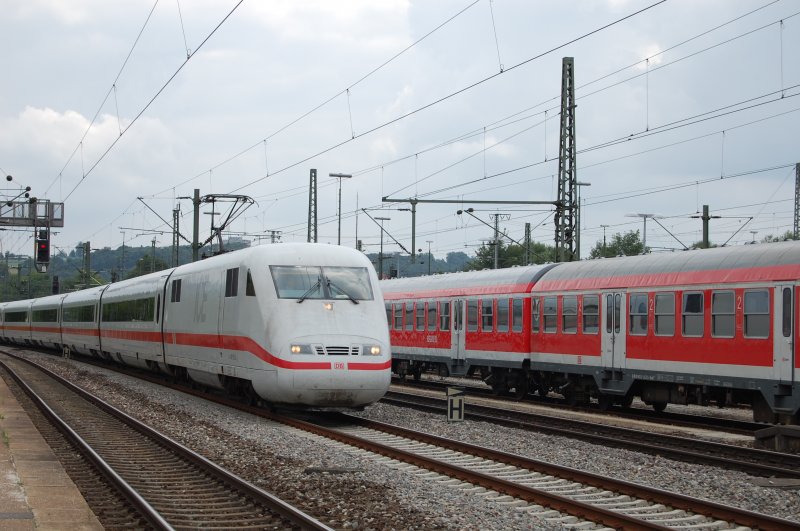 Zugdurchfahrt! Mit 90 km/h rast ein ICE 1 am 28.6.2009 durch Plochingen.