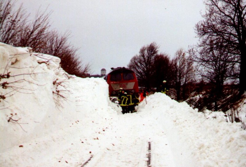 Zugewehte 218 209 bei Burgstdt. Bild aufgenommen am 25.12.2002
Der Zug ist am 24.12. gegen 21.00 Uhr in eine Schneewehe gefahren und stecken geblieben.