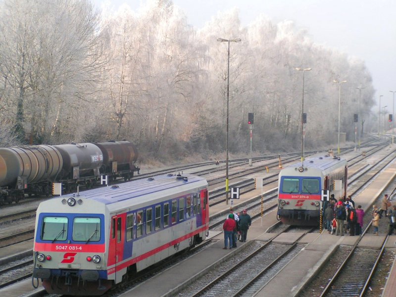 Zugkreuzung 5047 081-4(R5968) mit 5047 078-0(R5971)im Hintergrund rauhreif behangene Bume  Bhf.RIED i.I. 061228