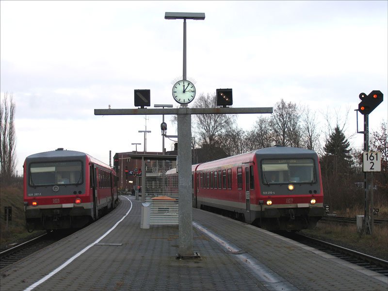 Zugkreuzung 628 207 als RB 21816 nach Lbeck und 928 210 als RB 21815 nach Lneburg; Bchen, 19.12.2008
