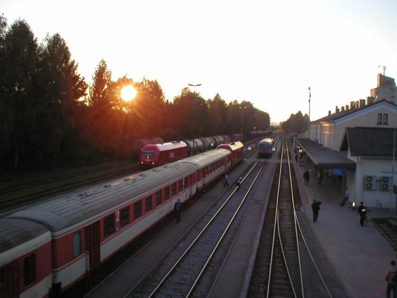 Zugkreuzung in der Abendsonne 2005-10-10
