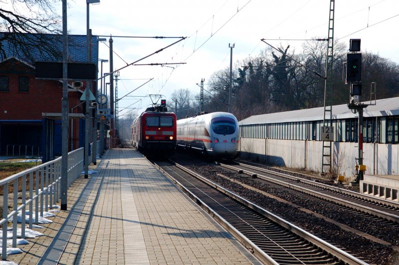 Zugkreuzung am 08.02.09 in Burgkemnitz. Whrend die RB nach Lutherstadt Wittenberg hlt, durchfhrt der ICE den Bahnhof in Richtung Leipzig.