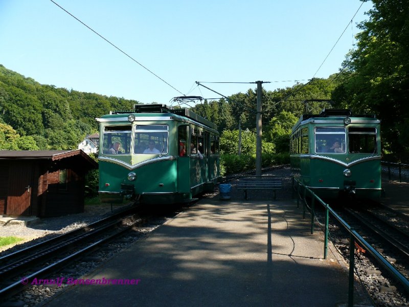 Zugkreuzung an der Zwischenstation der Drachenfelsbahn an der Drachenburg.
Diese lteste existierende deutsche Zahnradbahn ist im Jahr 2008 125 Jahre alt geworden.
01.07.2008 
