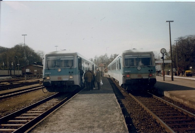 Zugkreuzung im April 1997 in Bad Doberan.Der Triebwagen links 628 651 fuhr nach Tessin w�hrend der rechte Triebwagen 628 696 nach Wismar fuhr.