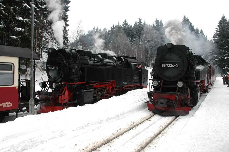 Zugkreuzung auf den Brockenbahn. Bahnhof Schierke 14.02.06