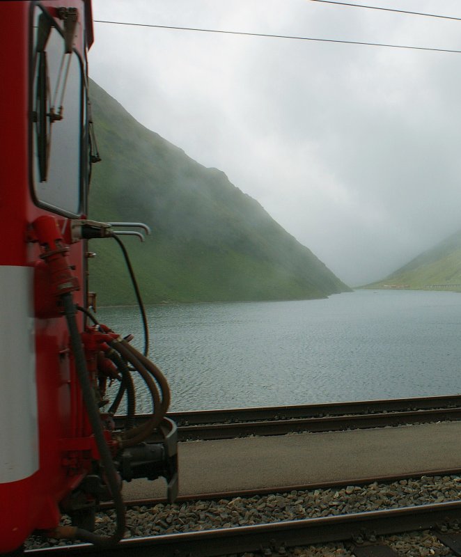 Zugkreuzung auf dem Oberalppass: Whrend der Regionalzug 859  am Oberalppass einfhrt, sieht man in weiter Ferne den Gegenzug 854  kommen. 
(22.08.2009)