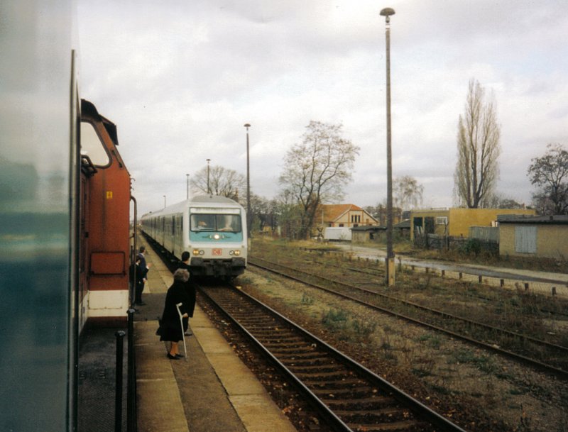 Zugkreuzung im Bahnhof Burgstdt an der Strecke Leipzig-Chemnitz.
Hier fuhr der RE3077 (LEIPZIG HBF-Bad Lausig-CHEMNITZ HBF) geschoben von 219 130-2 ein. Links im Bild 202 290-3 mit RB7968 nach Rochlitz. Bild von November 1998. (eingescannt)