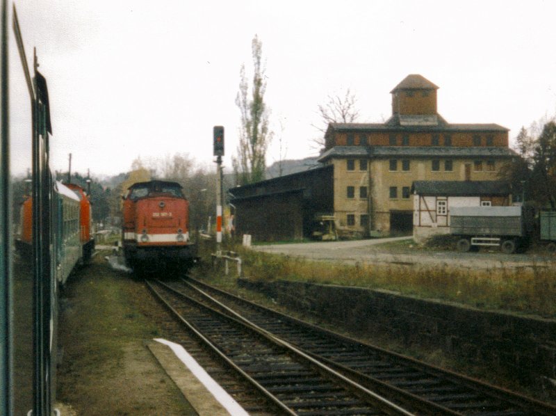 Zugkreuzung im Bahnhof Mulda(Sachs) an der KBS514 Freiberg(Sachs)-Holzau im November 1998. Links handelt es sich um die Verkehrsrote 202 743-1 und entgegen kam die Chemnitzer 202 167-3 mit RB15607 in Fahrtrichtung Holzau.