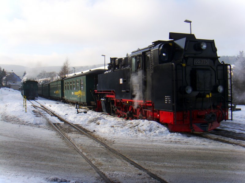 Zugkreuzung im Bahnhof Neudorf am 16.01.2009. 99 773 ist mit ihrem Zug auf dem Weg nach Cranzahl, 99 772 fhrt bergwrts nach Oberwiesenthal.