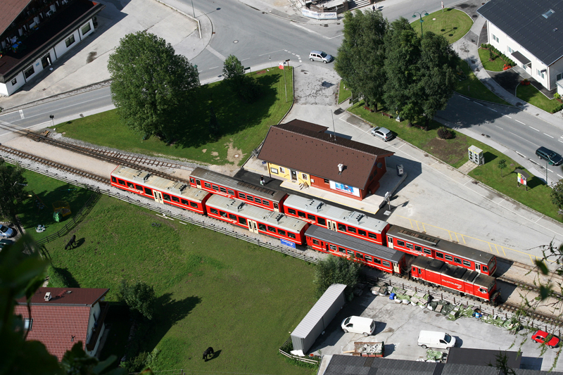 Zugkreuzung im Bahnhof Strass (i.Z.): Ein dreiteiliger VT trifft auf einen lokbespannten Zug. 17.07.2009.