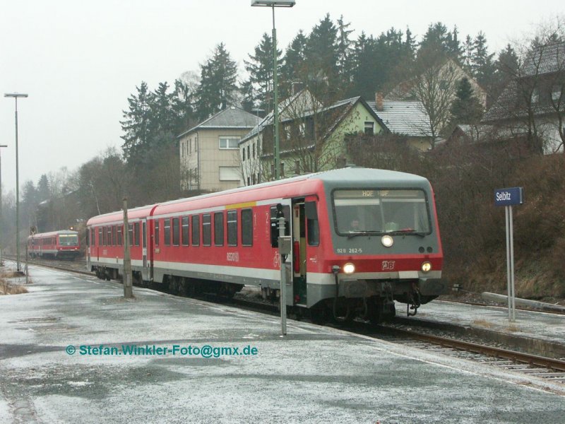 Zugkreuzung in  Bf  Selbitz nach neuem Muster und ohne Fdl und Signale am 02.01.2009. Hinten links der Gegenzug bei der Ausfahrt Richtung Bad Steben. 628 262 wird bald nach Hof ausfahren.... Neben dem Zug die blaue Kontrollampe an dem kleinen Mast für das neue Zugmeldeverfahren. Weiter links der Mast der im Nov. 2008 abmontierten Bahnhofsuhr....