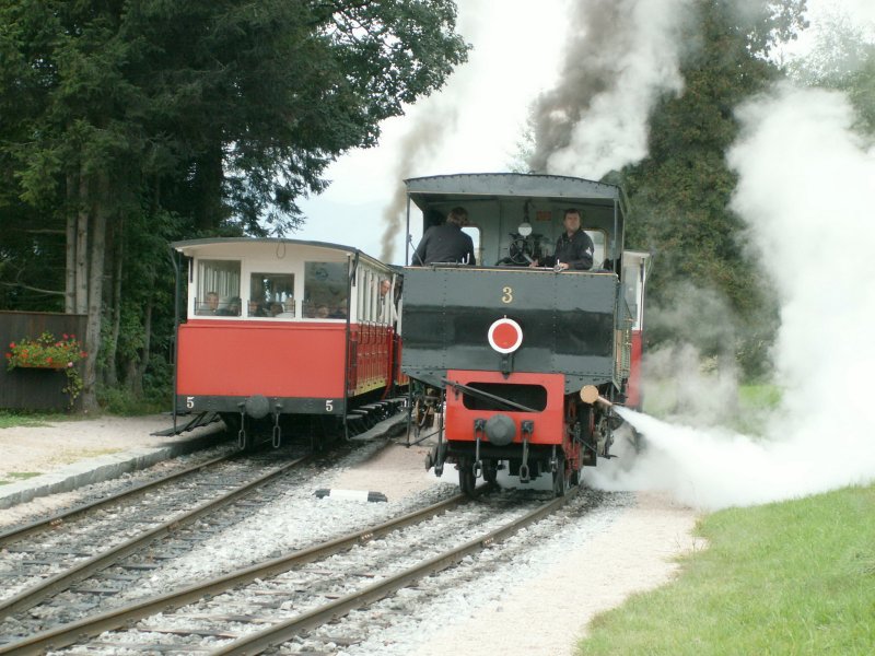 Zugkreuzung in Eben am 19.09.06 Hier wird auch die Lok des bergwrts fahrenden Zuges umgesetzt.