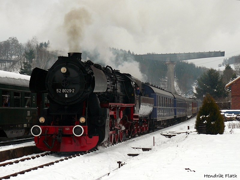 Zugkreuzung in Markersbach: Der Sonderzug aus Berlin hatte sich auf dem Weg von Chemnitz nach Annaberg eine knappe Stunde Versptung eingefahren, so das es in Markersbach zur Kreuzung mit dem Sonderzug des VSE kam. Hinter 52 8029 ist der Brckenneubau der Umgehungsstrae Markersbach zusehen. Datum: 13.12.2008