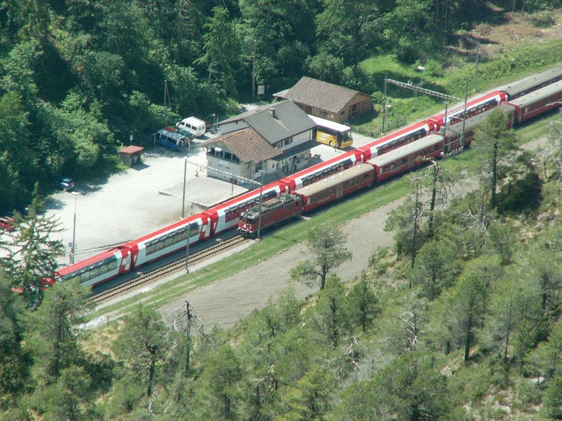 Zugkreuzung mit dem Glacier-Express in der Station Versam-Safien am 21.05.07