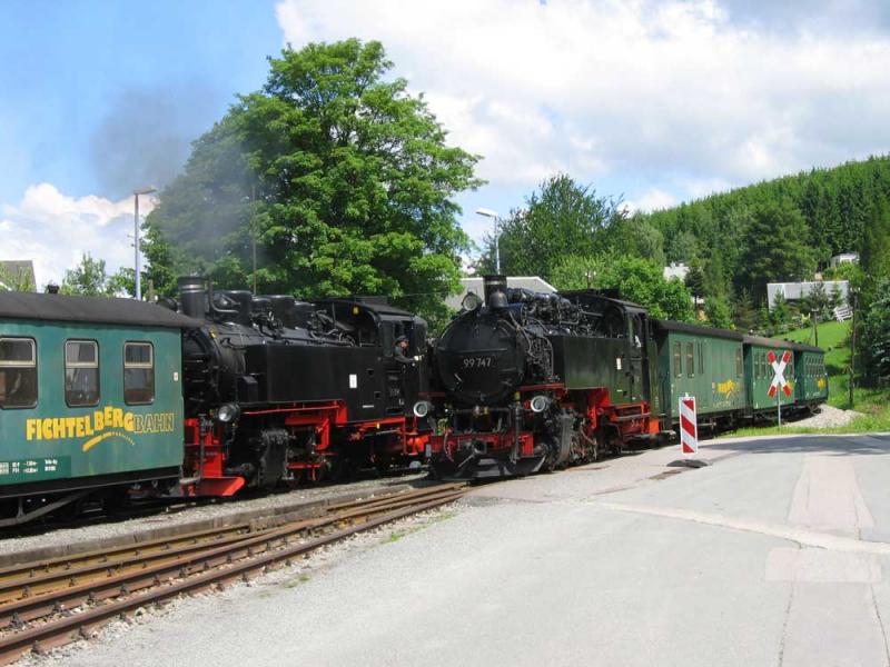 Zugkreuzung in Neudorf: letzte in D produzierte Schmalspurdampflok 99 794 mit P 1004 nach Cranzahl und die 1929 produzierte Altbau VII-K 99 747 mit P 1003 nach Oberwiesenthal  - 09.06.2005
