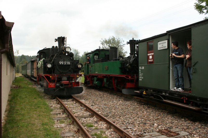 Zugkreuzung in Neuheide.Lok 176 kommt von Schnheide,whrend 99 516 von Sttzengrn nach Schnheide fhrt.