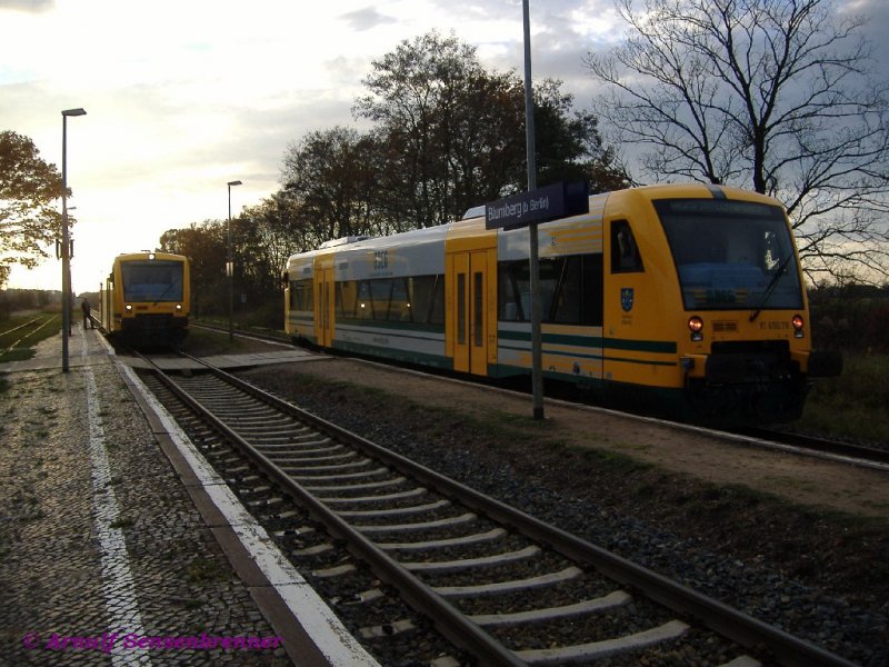 
Zugkreuzung der ODEG VT650.62 und VT650.78 auf der Strecke OE25 Berlin-Lichtenberg - Tiefensee, die seit Fahrplanwechsel im Dezember 2006 nicht mehr bis Tiefensee befahren wird.
Blumberg bei Berlin 
18.11.2006 