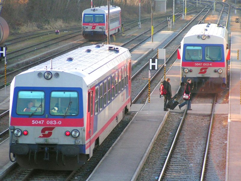 Zugkreuzung R5974 (5047 083-0) u. R5989 (5047 062-4, im Hintergrund 5047 082-2 ; Bhf. RIED i.I. 061226