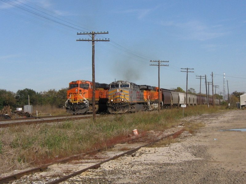 Zugkreuzung in Rosenberg (bei Houston, Texas): Der BNSF Zug links kommt gerade aus Sealy und ist in Richtung Galveston unterwegs. Der Gterzug rechts ist mit der KCS Lok 4590 und der BNSF Lok 7517 bespannt. Er ist auf dem Weg nach Sealy.(4.12.2007)