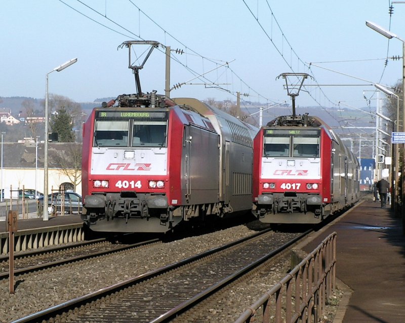 Zugkreuzung in Schieren! Whrend die Lok 4017 mit Zug RB 3211 (rechts im Bild) am Bahnsteig hlt, rauscht die Lok 4014 mit IR 3737 in Richtung Luxemburg an mir vorbei. 13.01.08