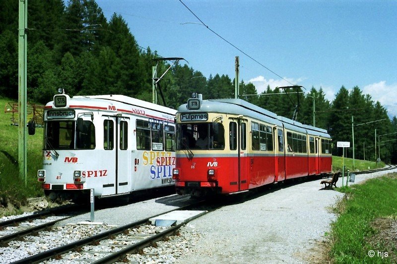 Zugkreuzung (Tw 81 und 86) an den Telfer Wiesen (4. Juli 2004)