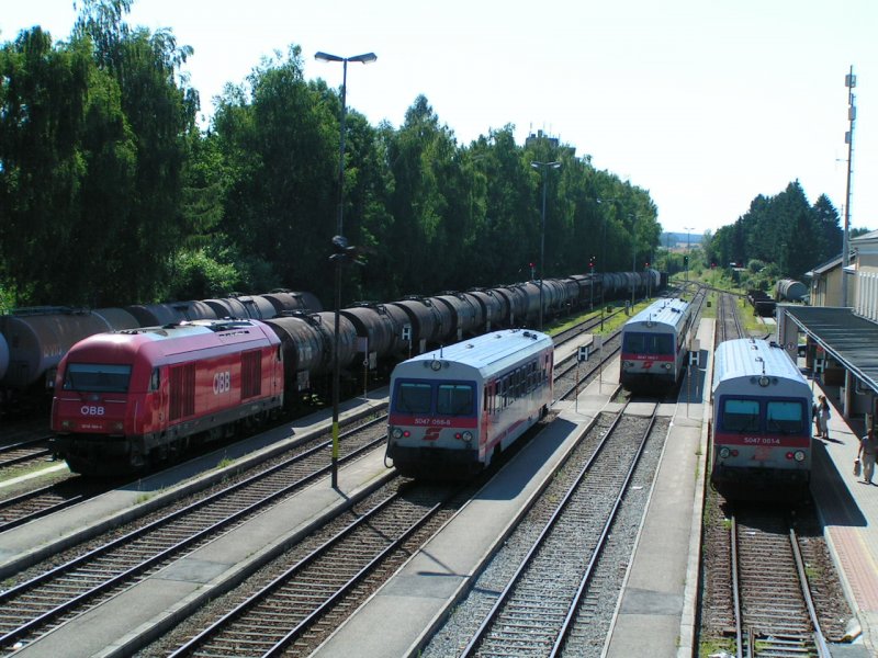  Zugkreuzung  u. Gterzug am Bhf.RIED i.I. 2006-07-17