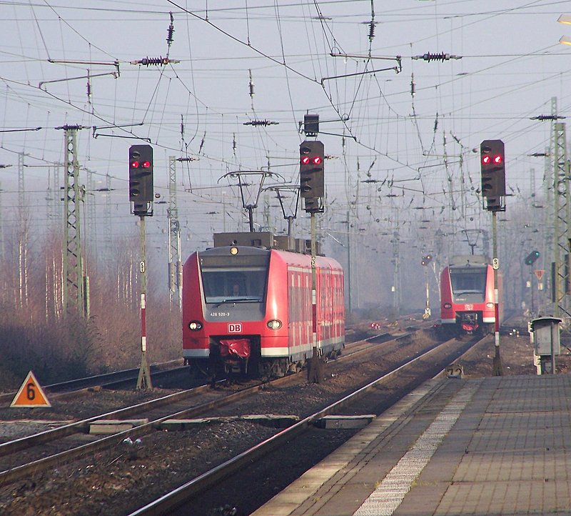 Zugkreuzung in Viersen! Die einfahrenden 426 020/520 + 426 021/521 traffen kurz vor Viersen auf den 425 076/576 der als RB33 auf dem weg in Richtung Aachen ist. Die beiden 426er fahren bis nach Wesel und kamen von M´gladbach Hbf. 02/2008
