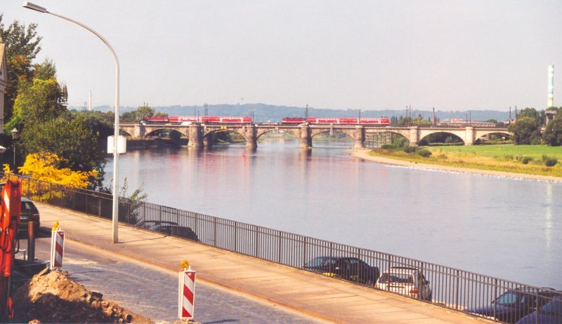 Zugkreuzung vor Dresden HB. Zwei Baureihe 112/114 mit Dosto Wagen.
Gescannt von Photoarchiv aus dem Jahre 1999.