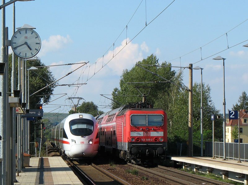 Zugkreuzung in Weinbhla zwischen 143 885, die den RE 17464 nach Leipzig schiebt und ICE 1759 Kln - Dresden; 24.8.2007
