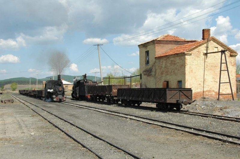 Zugkreuzung in Xiahua. Bergwrts fhrt eine Hilfslok um eine beschdigte Lok zu ersetzen. 