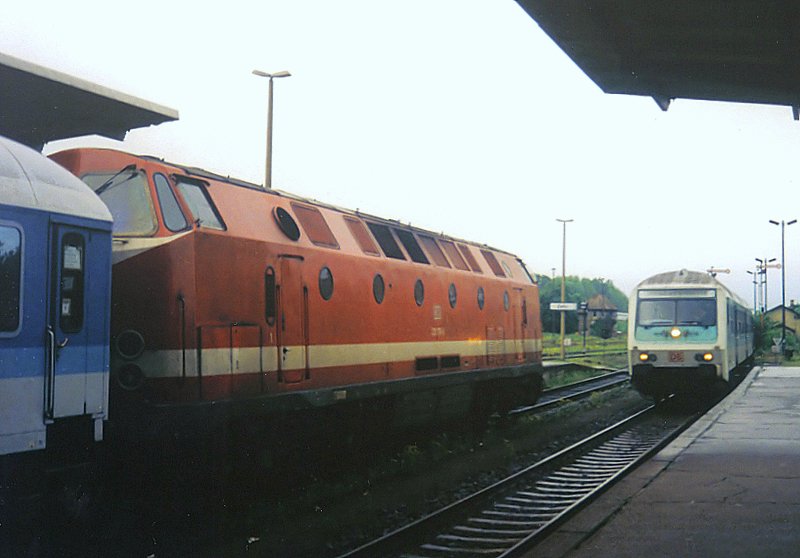 Zugkreuzung in Zeitz. Rechts der Wittenberger Steuerwagen als RB 7164 von Gera nach Leipzig (geschoben von 219 178-1). Links 229 170-6 mit dem IR 2583 von Wilhelmshafen nach Gera. Das Bild endstannt am 12.05.1999.