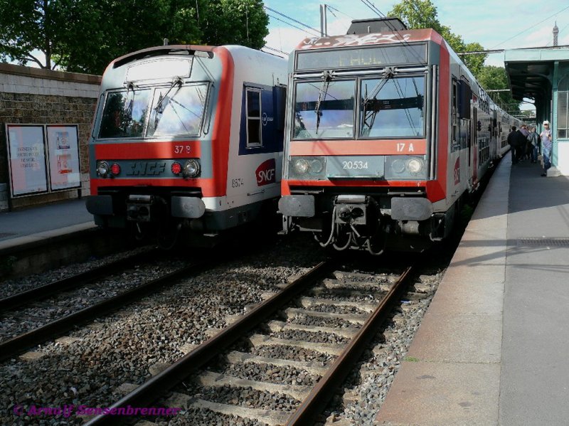 Zugkreuzung zweier SNCF-Triebz�ge auf der RER Linie C in Paris. Links der Z8874 aus der ersten Generation der SNCF-Doppelstocktriebz�ge und rechts der Z20534 aus der zweiten Generation der SNCF-Doppelstocktriebz�ge . 
Paris-Javel 
25.07.2007 
