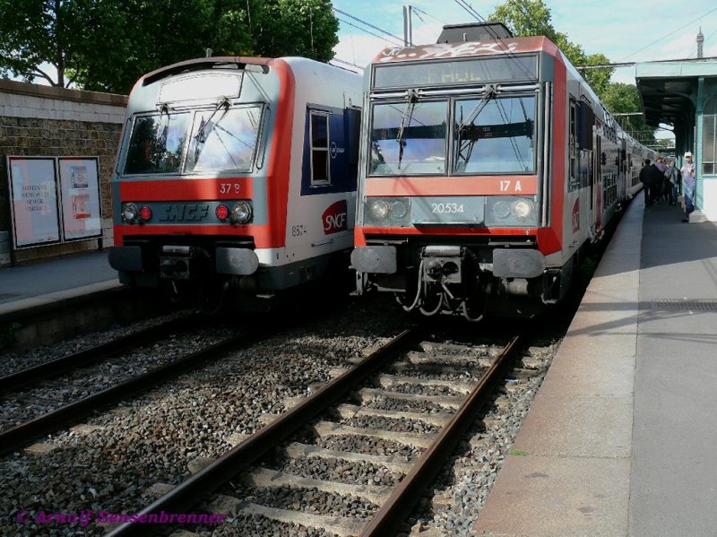Zugkreuzung zweier SNCF-Triebzge auf der RER Linie C in Paris. Links der Z8874 aus der ersten Generation der SNCF-Doppelstocktriebzge und rechts der Z20534 aus der zweiten Generation der SNCF-Doppelstocktriebzge . 
Paris-Javel 
25.07.2007 
