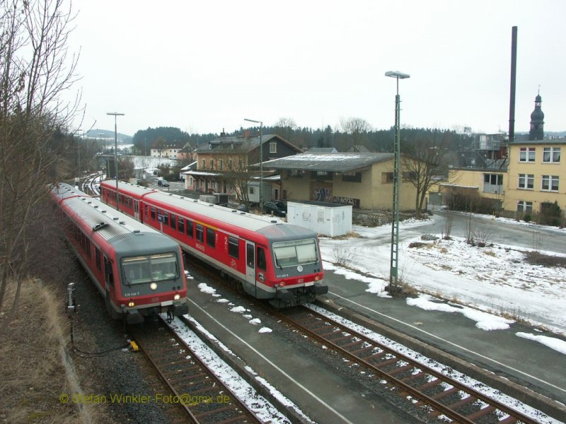 Zugkreuzung zwischen 628.2 und 628.4 in Selbitz, Strecke Hof - Bad Steben, aufgenommen am 30.01.2009.