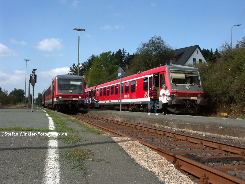 Zugkreuzung zwischen 628.2 (links) und 628.4 in Selbitz, KBS 857 am Freitag den 11.09.2009.