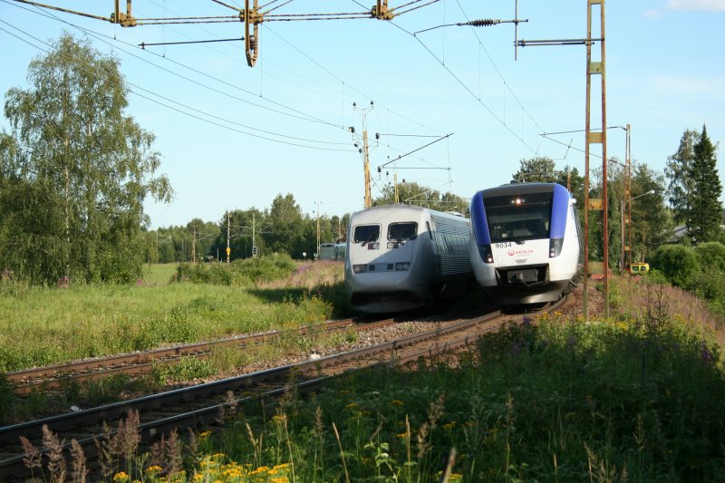 Zugkreuzung zwischen dem Veolia X52 9034 nach Sundsvall und einem X2 nach Storlien auf der eingleisigen Strecke zwischen Sundsvall und �nge am 26.7.2008 in Torpshammar.