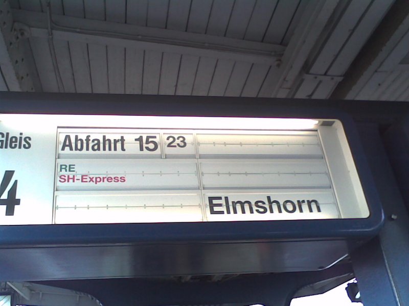 Zuglaufnderung. Wegen der Streckensperrung zwischen Elmshorn und Pinneberg fhrt RE [Schleswig-Holstein-Express] 21075 nur bis Elmshorn. [Neumnster Pbf, Gleis 4, 27.01.2007]