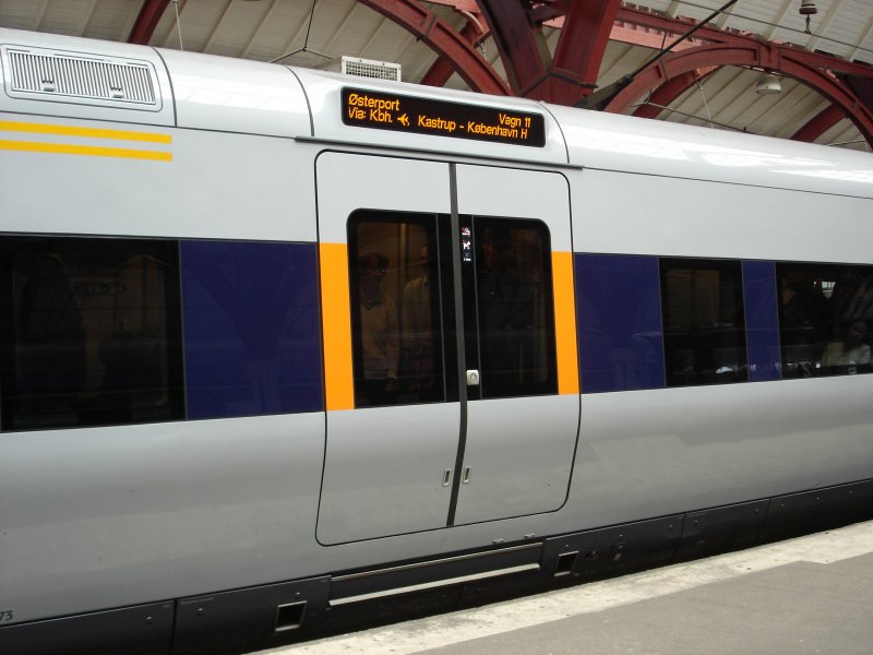 Zuglaufanzeige �ber der Einstiegst�r der Wagen des �resundzuges, Malm� Central am 10.07.2007 um 14.37 Uhr