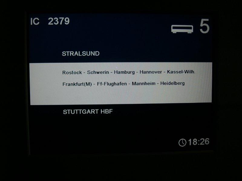 Zuglaufanzeiger im Wagen des InterCity 2379.