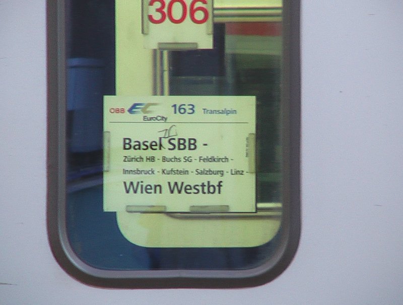 Zuglaufschild am EC 136 (Transalpin) aus Basel SBB nach Wien West Bahnhof. Hier steht er gerade am Innsbrucker Hbf.