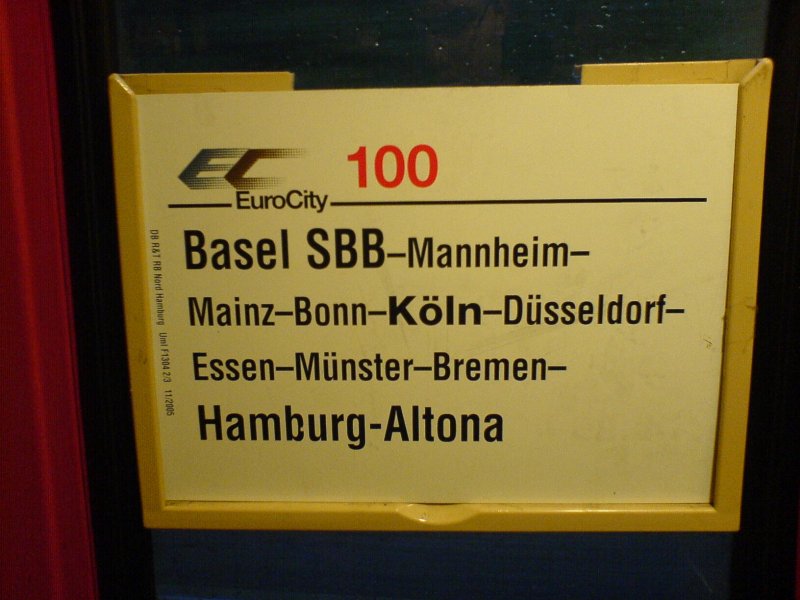 Zuglaufschild des EC 100 von Chur (Basel SBB) nach Hamburg-Altona. Aufgenommen am 24.10.2006 im EC 100 zwischen Duisburg Hbf und Essen Hbf.